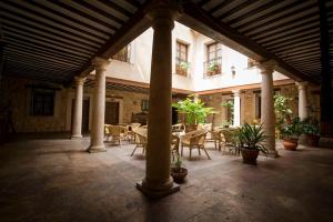 贝尔蒙特皇家卡索纳贝尔特拉纳哈宾馆的户外庭院设有桌椅和植物