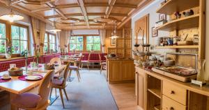 塞尔瓦迪加尔代纳山谷Garni Ortles的厨房配有木制橱柜和桌椅