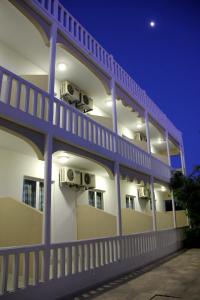 阿彻奇洛斯伊卡洛斯酒店的一座白色的大建筑,旁边设有扬声器