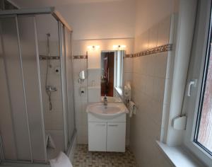 巴特皮尔蒙特 豪斯施泰因迈尔酒店的一间带水槽和淋浴的浴室