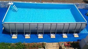 卡萨拉诺LA PILA masseria salentina con piscina 6 PL的蓝色的游泳池,设有游泳池