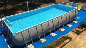 卡萨拉诺LA PILA masseria salentina con piscina 6 PL的大型游泳池的顶部景色