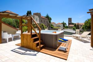 拉维罗拉维罗公寓式酒店的庭院设有热水浴池和木甲板