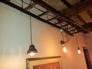 阿西西Casa Dolce Chiara的天花板上挂着三盏灯的房间
