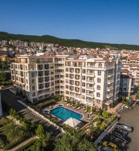 圣弗拉斯Villa Sardinia and Spa的享有带游泳池的大型公寓大楼的空中景致