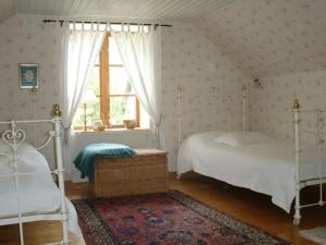 VeberödTrolleberg Bed & Breakfast的一间卧室设有两张床和窗户。