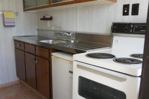奥克兰机场金星汽车旅馆的厨房配有炉灶和水槽