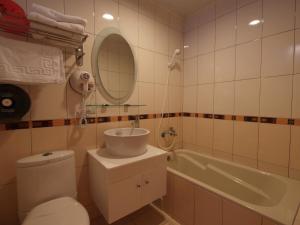 垦丁大街小湾旅店的浴室配有卫生间、盥洗盆和浴缸。