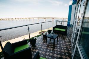 Cruise Hotel的阳台或露台