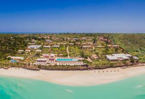 南威Riu Palace Zanzibar - All Inclusive - Adults Only的海滩上的度假村的空中景观