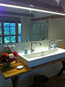 费尔德基兴沃德兰德格勒根度假屋的浴室设有白色水槽和镜子