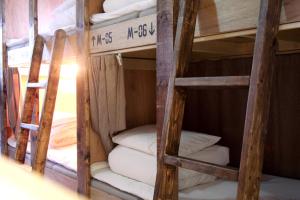 东京科陪美好晚餐旅馆的两张木制双层床,配有白色枕头
