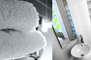 比亚里茨欧克索酒店的浴室镜子旁挂着泰迪熊