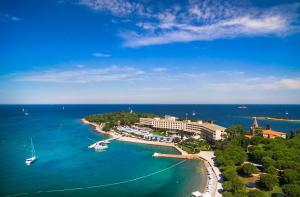 罗维尼Maistra Select Island Hotel Istra的享有海滩的空中景色,设有度假胜地和海洋