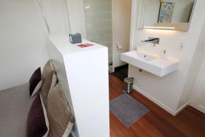 马斯特里赫特乐居酒店的白色的浴室设有水槽和镜子