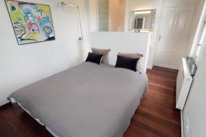 马斯特里赫特乐居酒店的一间小卧室,卧室内配有一张床铺