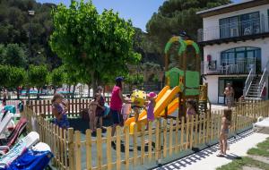 滨海托萨Medplaya Aparthotel Sant Eloi的一群儿童在游乐场玩耍