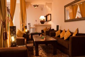 马拉喀什Riad Dar Foundouk and Spa的带沙发和桌子的客厅