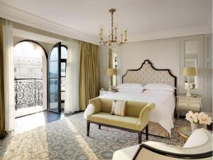 巴库巴库四季酒店的一间卧室配有一张床、一张沙发和一把椅子