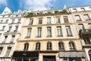 巴黎时尚豪华巴黎市中心复式公寓的一座大型建筑,上面有植物