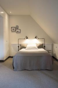 汉堡Apartment040的一间卧室配有一张大床和灯光