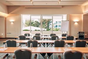 基利尼ROBINSON KYLLINI BEACH - All Inclusive的一间会议室,配有桌椅和投影屏幕