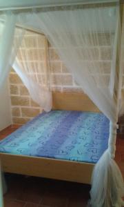 奥斯图尼Borgo Degli Artisti的一张带天蓬和蓝色床垫的双层床