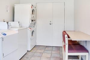 凯尔索凯尔索圣海伦斯火山6号汽车旅馆 的白色的厨房配有洗衣机和烘干机