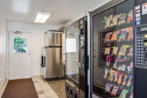 凯尔索凯尔索圣海伦斯火山6号汽车旅馆 的厨房配有冰箱,里面装有食物