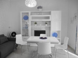 滨海波利尼亚诺Casa Angy的白色的客厅配有白色的桌子和椅子