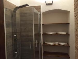 福利尼奥Residenza Galligari的浴室里设有玻璃门淋浴
