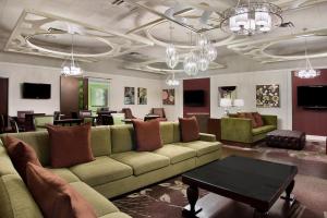 堪萨斯城Harrah's Kansas City Hotel & Casino的客厅配有沙发和桌子
