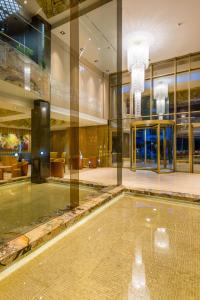 波哥大波哥大理想国酒店的一座带大堂的大楼内的室内游泳池