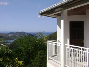 勒马兰Abri Gens Libres的白色房屋 - 带景观阳台