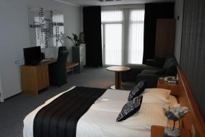 萨斯范亨特Hotel & Appartementen Royal的酒店客房设有床和客厅。