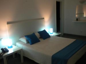 阿尔布费拉阿尔布费拉KR酒店的一间卧室配有一张带蓝色枕头的大床