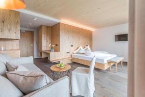 瓦尔道拉科隆普拉茨水晶度假酒店的客厅配有床和沙发