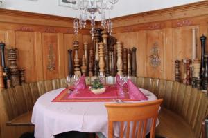 韦斯巴德贝尔韦达雷餐厅酒店的餐桌,配有粉红色桌布和吊灯