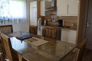 Sankt Blasen格雷贝内克公寓 的厨房配有桌椅和台面