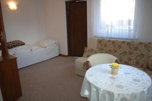 达洛科Dom Wczasowy ISABELLE的一间设有桌子、一张沙发和一张床的客房