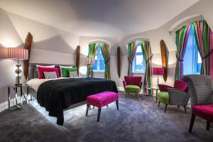 哥本哈根阿布萨隆丹恩斯克食客酒店的一间卧室配有一张床、椅子和窗户。