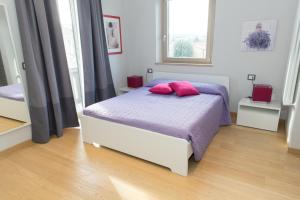 卡波迪蒙泰La Suite Sul Lago的一间卧室配有一张带两个粉红色枕头的床