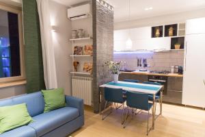 卡波迪蒙泰La Suite Sul Lago的客厅配有蓝色的沙发和桌子