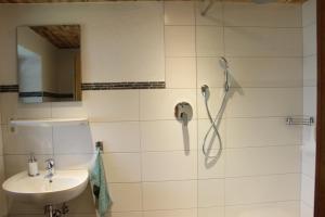贝希特斯加登Landhaus Kranzbichl的带淋浴和盥洗盆的浴室
