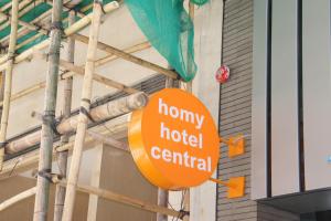 香港Homy Central的蜂蜜酒店在大楼中央的标志