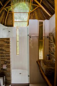 埃尔扎伊诺Tayrona Paradise的带淋浴的浴室和玻璃门