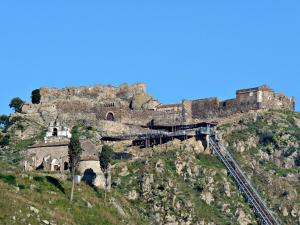 卡拉塔比亚诺Il Nido Degli Angeli的山顶上带火车轨道的城堡