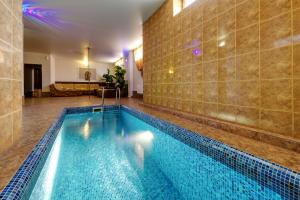 克拉斯诺达尔Marton Baden Krasnodar的一座位于酒店带瓷砖墙的游泳池