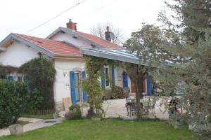 Auxon-DessusLe Tacot的白色的房子,设有蓝色的窗户和庭院
