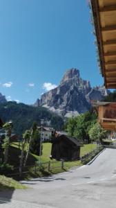 科瓦拉因巴迪亚巴尔沃纳住宿加早餐旅馆的远方的山,有房子和路